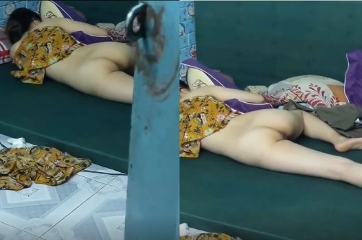 Menyelinap ke Kamar Cewek Tetangga Buat Ngintip Memeknya